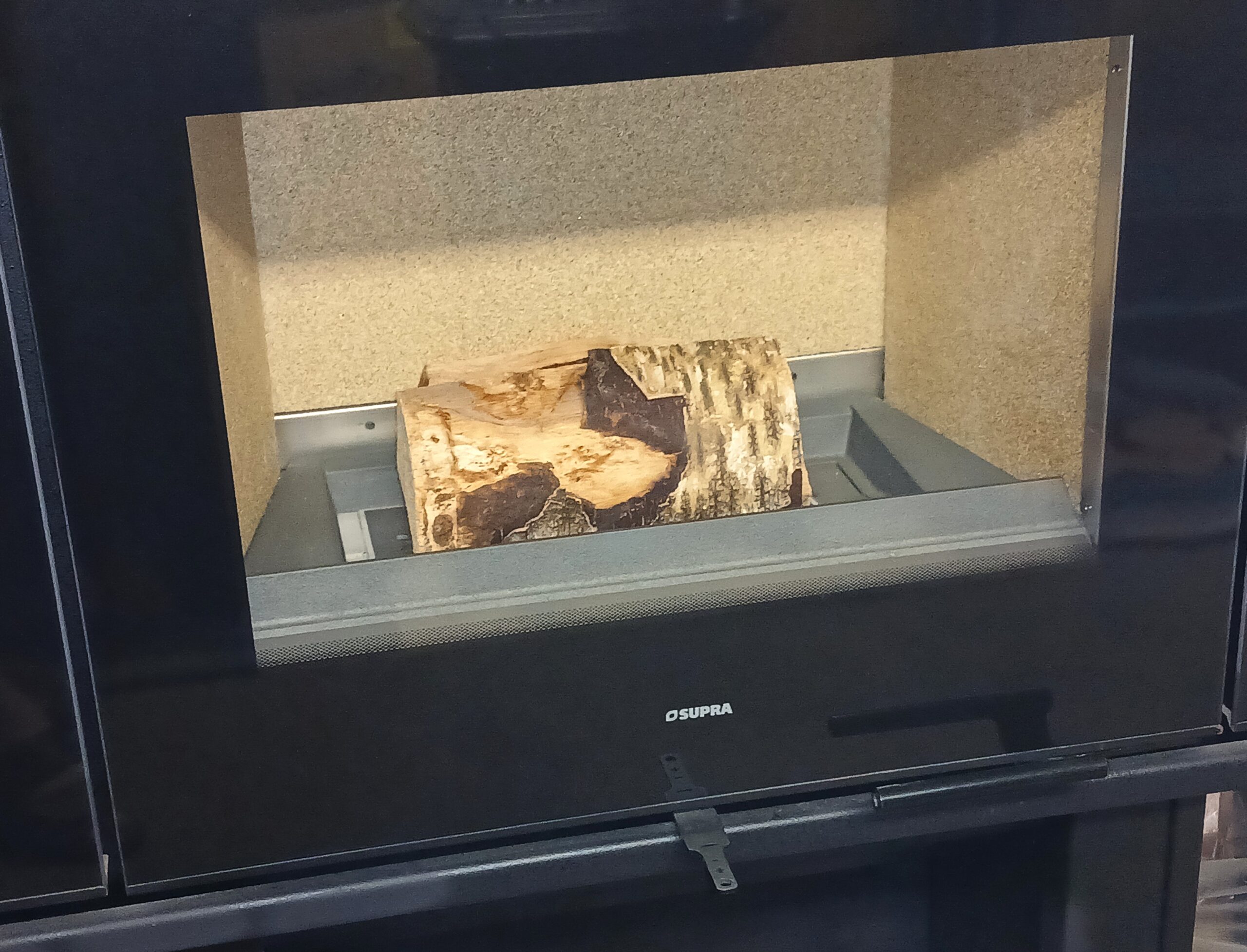 Prachtige Houtkachel met groot Vuurzicht en flinke Opslagruimte voor Hout - Afbeelding 2