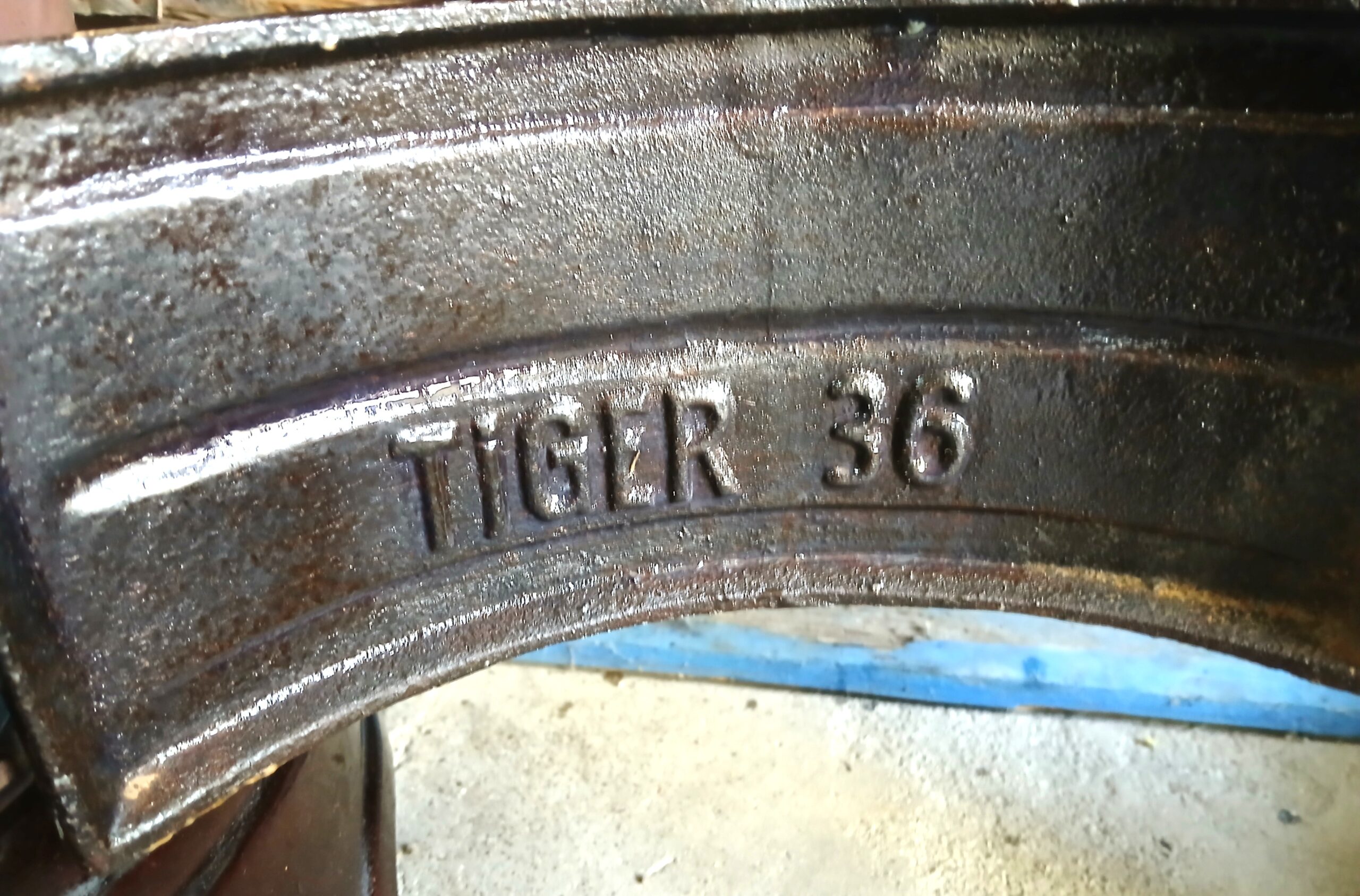 Antieke bruin geëmailleerde ongebruikte Tiger Potkachel - Afbeelding 5